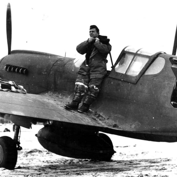 5.polkovnik-M.G.Machin-gotovitsya-k-oblyotu-istrebitelya-P-40K.-600x600 АЛЯСКА - СИБИРЬ - ОСОБАЯ ВОЗДУШНАЯ ТРАССА - Вклад Колымы в Победу | Вклад Колымы в Победу